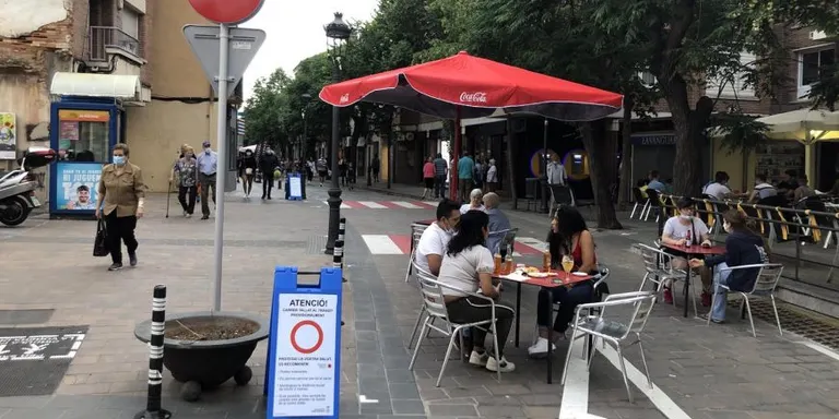 Més de 60 comerços de l'avinguda Pi i Margall reclamen que es reestableixi el trànsit de vehicles en aquest vial, com a mínim els dissabtes al matí