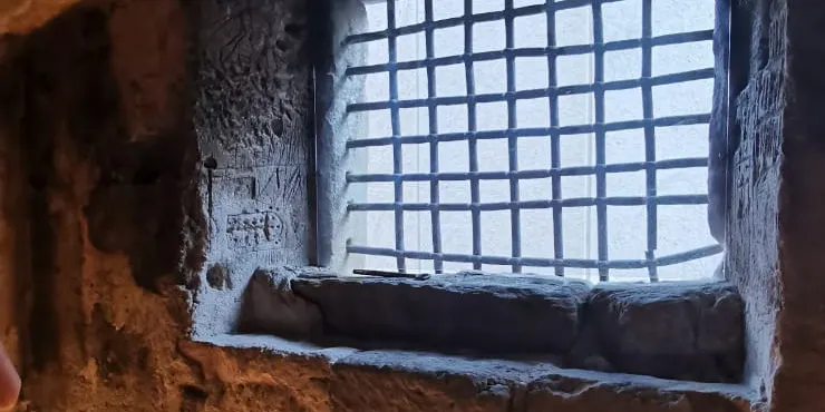 Castelló de Farfanya ha restaurat l’antiga presó del poble posant de relleu els gravats que dibuixaven els propis presos a les parets.