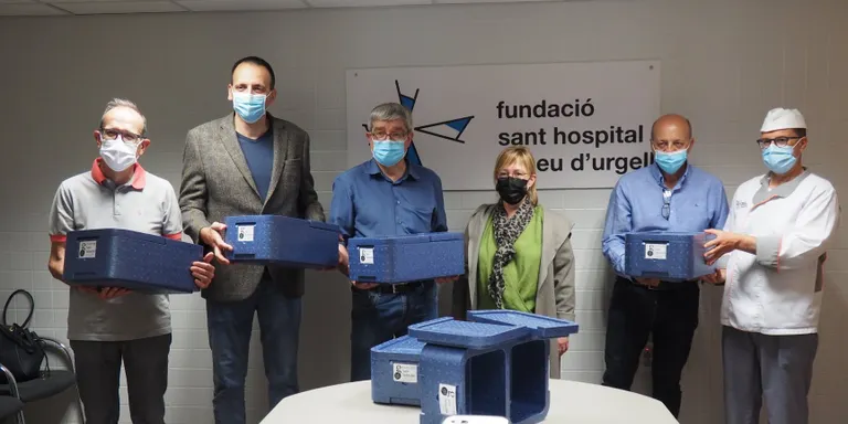 La Germandat de Sant Sebastià lliura al Sant Hospital 40 maletes tèrmiques per distribuir menjar a casa a gent gran