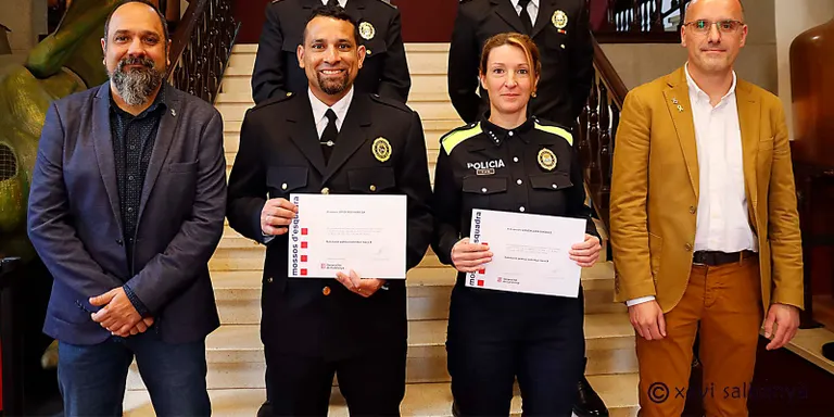 Dos agents de la Policia d'Arenys de Munt reben un reconeixement durant el Dia de les Esquadres