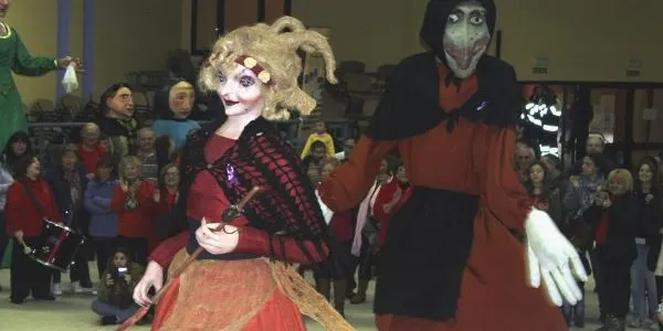 200 persones criden “no a la violència contra les dones” a Altafulla al ritme de les gegantes