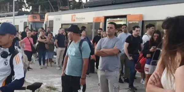 Els usuaris de Renfe viuen una nova jornada de tensió i cues a l'estació de la Torre per un nou tall ferroviari per obres