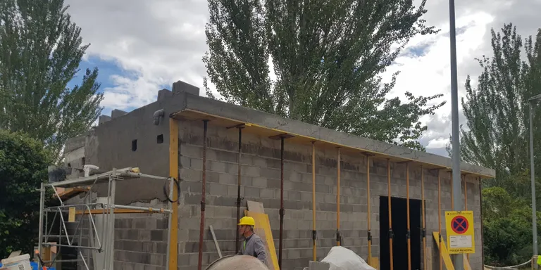 Recta final de la instal·lació de la caldera de biomassa per a l'Escola Pau Claris i el Centre Cultural Les Monges