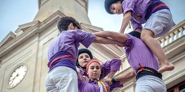 Els Castellers d’Altafulla descarreguen el 3d7, el 4d7, el 5d6 i el pilar de 4 aixecat per sota a la plaça Mercadal de Reus