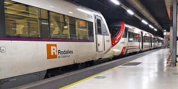 Matí de caos a les estacions de tren catalanes per una aturada total del servei de rodalies, regionals i llarga distància convencionals