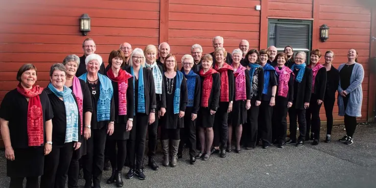 El cor noruec Os Kammercor ofereix un concert a la sala de bótes del celler Mas Blanch i Jové