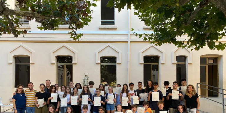 Una seixantena d’alumnes del col·legi Cardenal Vidal i Barraquer reben els diplomes de Cambridge