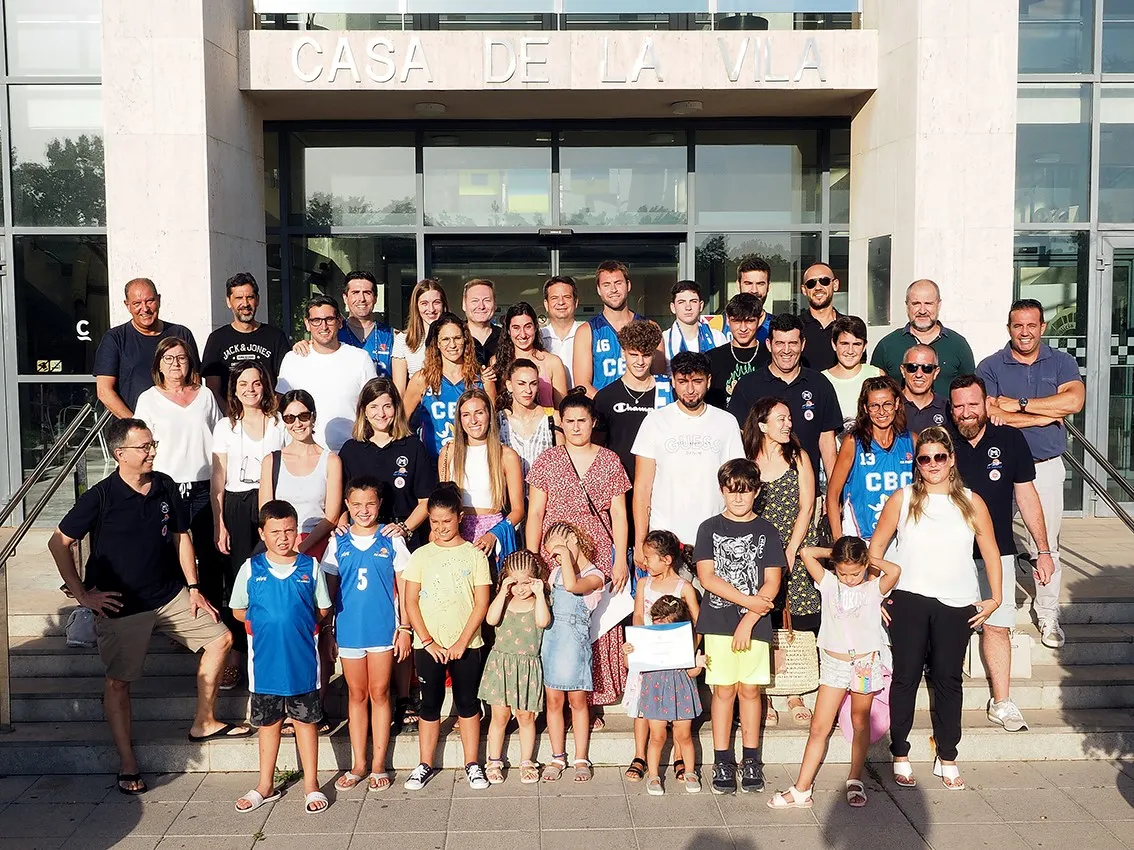 Els equips sèniors del Club Bàsquet Cambrils, homenatjats per l’Ajuntament