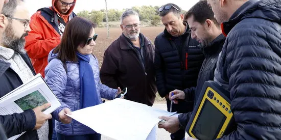 Tècnics de la Generalitat comencen a delimitar sobre el terreny la polèmica línia divisòria entre Llobera i Torà