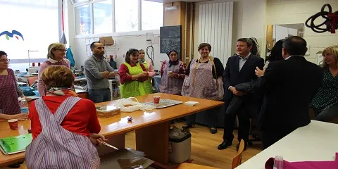 VISITA A LA EMPRESA DE INSERCIÓN HAZLAN DEDICADA AL ARREGLO DE ROPA Y CONFECCIÓN, ASÍ COMO A SERVICIOS DE PROXIMIDAD