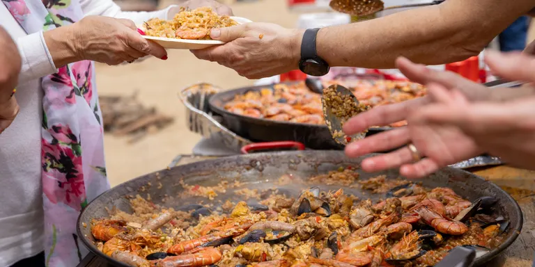 La Festa de l'arròs omple de gom a gom la Plaça de la Sardana: "Fem germanor i poble"
