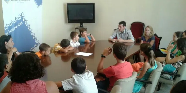 Trobada entre els infants dels casals d'estiu i l'Ajuntament