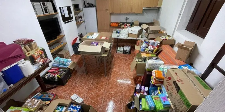 Avui s’estan reparant alguns dels escocells dels arbres de la Plaça de l’Església