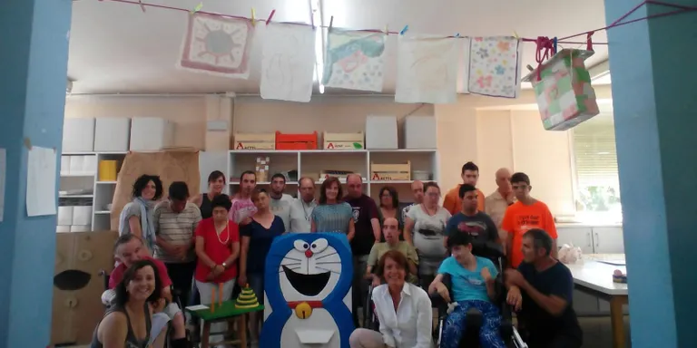 El Taller Claror lliura dos nous jocs infantils gegants a l'Ajuntament de la Seu