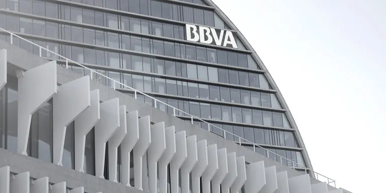 L'OPA del BBVA al Banc Sabadell afectarà a clients i empreses: 'A la llarga acabaran fusionant les dues oficines'