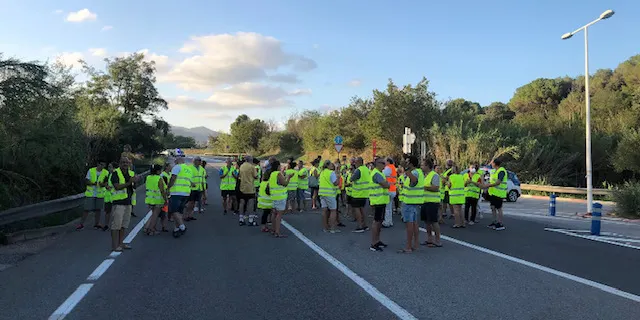 Els veïns de Can Valls i Torre Negrell reprenen ells talls de la C-59 per reclamar més seguretat a l'entrada a les urbanitzacions des de la carretera