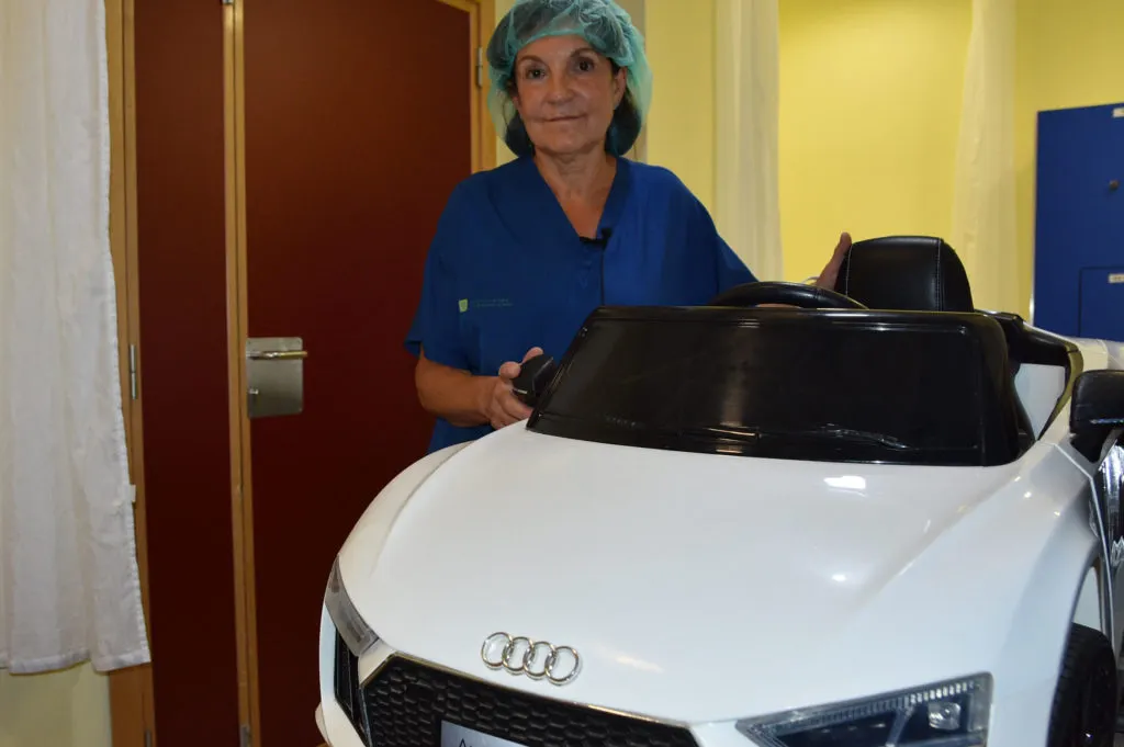 L'Hospital de Calella incorpora un segon cotxe teledirigit perquè els infants entrin a quiròfan