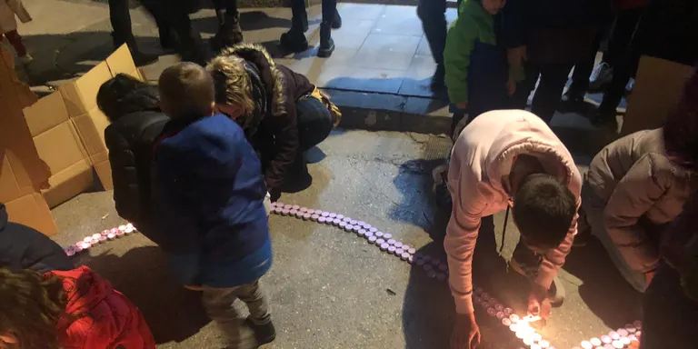 Una seixantena de persones es concentren a Solsona en contra de les violències masclistes