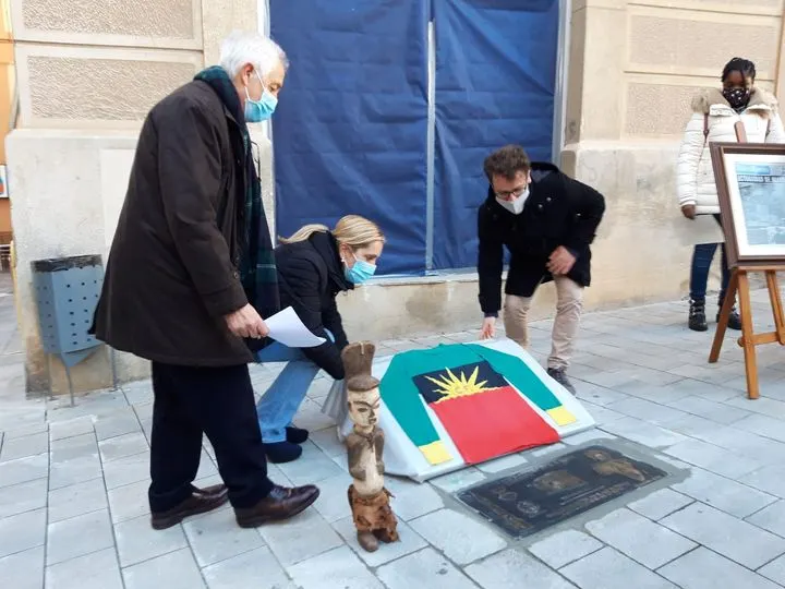 Descoberta d’una placa commemorativa dels 50 anys del CF Biafra