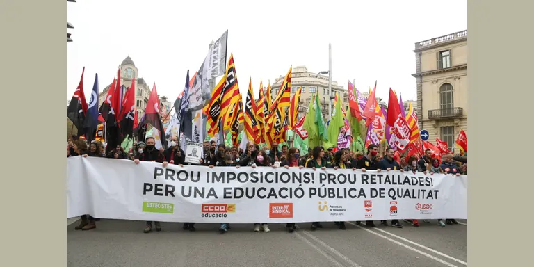 Milers de docents tornen a sortir als carrers de Barcelona en contra de la política d'Educació en el quart dia de vaga