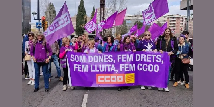 Mig miler de persones clamen pel feminisme en la manifestació d’aquest dimecres al vespre a Tarragona