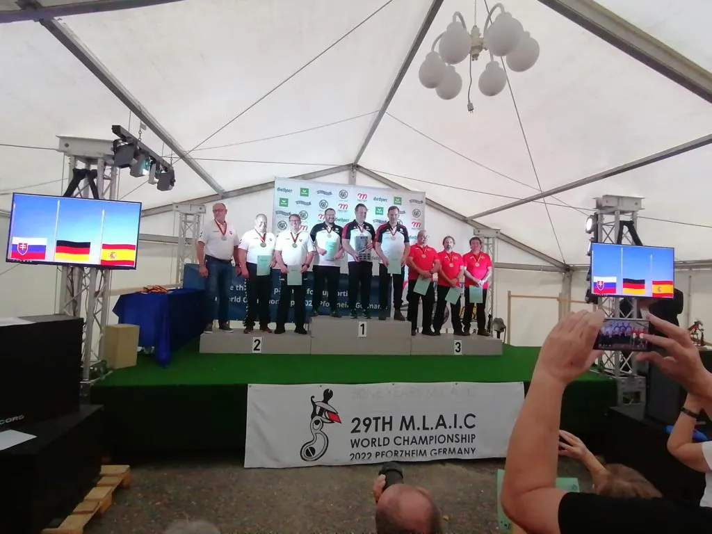 El tirador Jesús Arribas es penja la medalla de bronze al Campionat del Món d’Armes Històriques