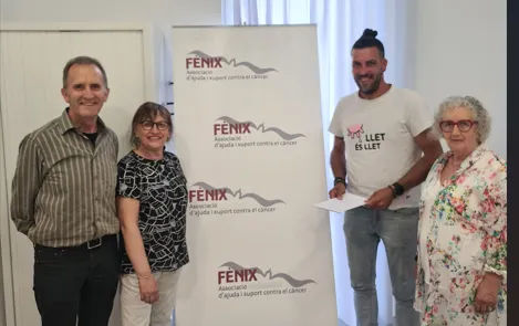 El Pagès de Matamargó fa un donatiu a Fènix per la venda de les samarretes "Llet és llet"