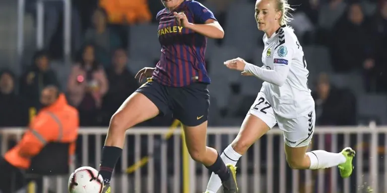El Barça posa un peu i mig a les semifinals de la Champions femenina (3-0)