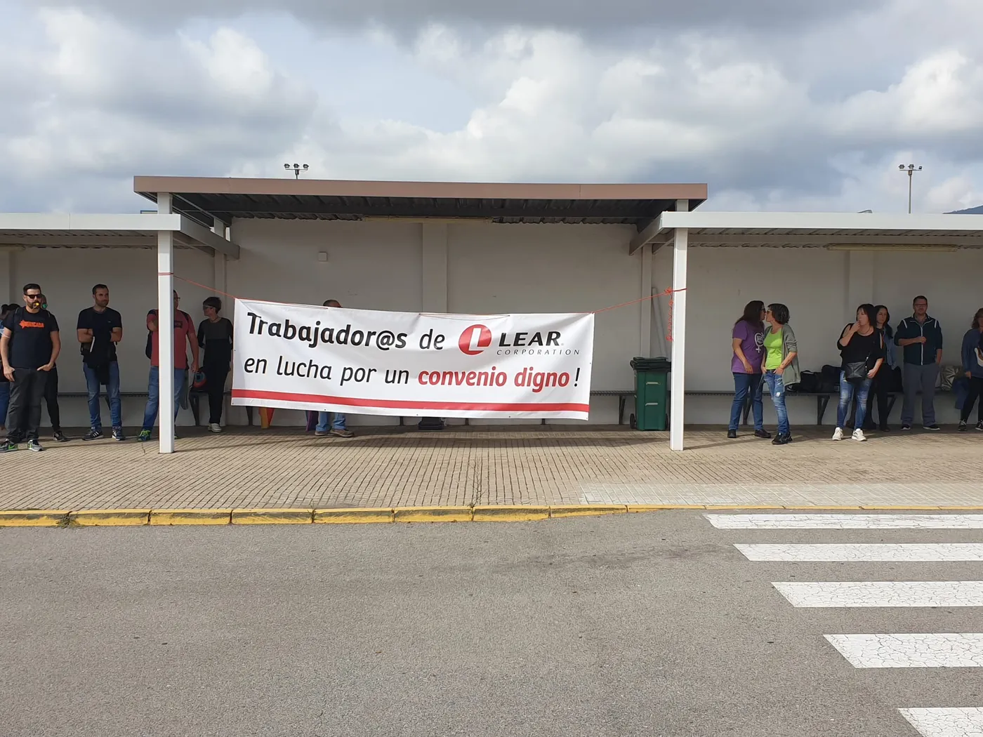Els treballadors de Lear Valls posposen la vaga per a continuar negociant