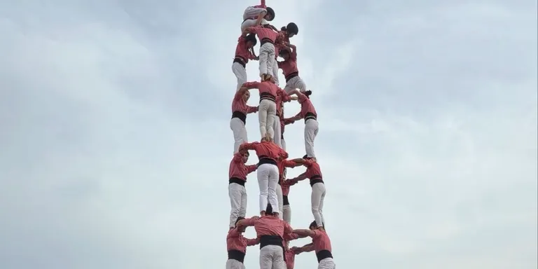 La Colla Vella roda els castells de 8 als Habitatges