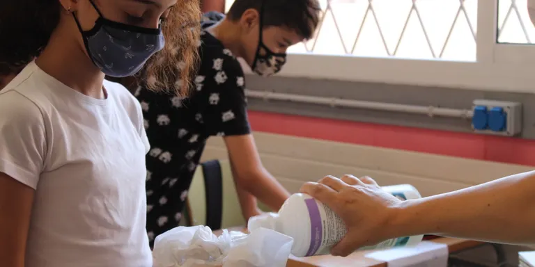 Baixa la incidència de la COVID-19 als centres educatius de Pineda, amb menys aules confinades