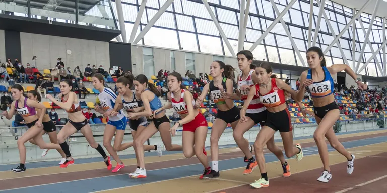 Els atletes del Club Atletisme Cambrils obtenen bons resultats al Control de Pista Coberta de Sabadell