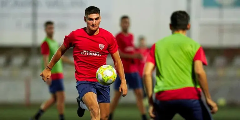 El jugador de la Unió Esportiva, Víctor Granero, es torna a sentir futbolista després de superar una greu lesió
