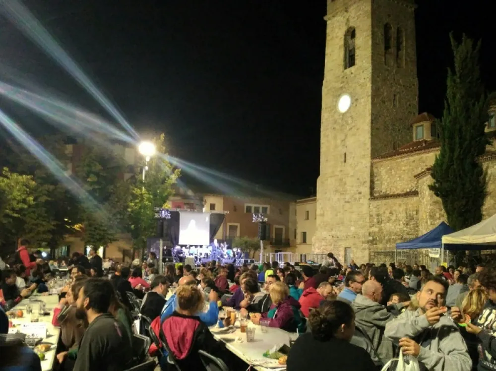 Sopar i actuació de la Gossa d'Era a la plaça del Doctor Guardiet a l'edició de l'any passat. Foto: