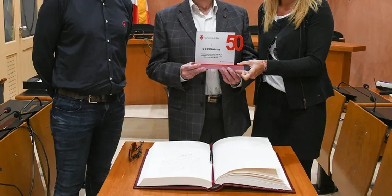 El coreògraf Albert Sans signa el Llibre d’Honor d’Ajuntament