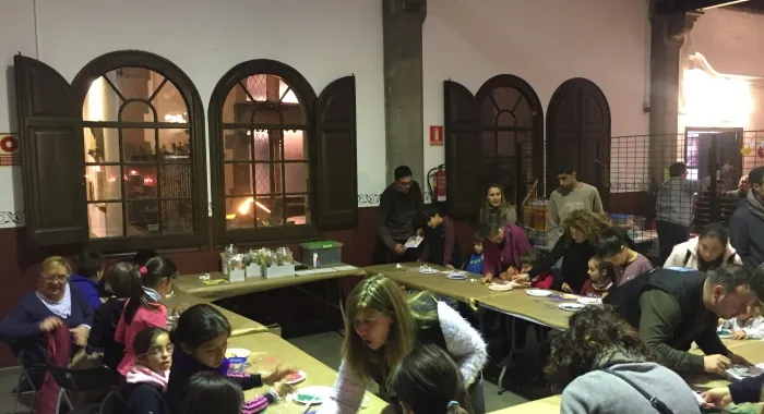 El nou taller de quadres amb sorra de colors ha estat tot un Ã¨xit aquesta tarda