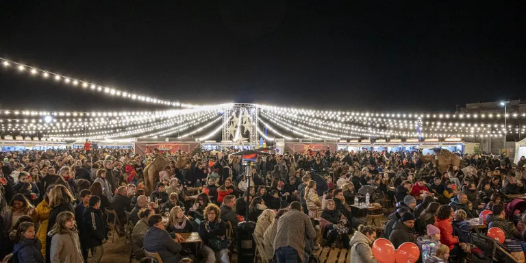 Quasi 12.000 persones d'arreu omplen una nova Fira de Nadal