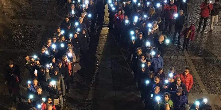 Llaç humà solidari a la plaça dels Oms de la Seu sota el lema 'Llibertat Presos Polítics'