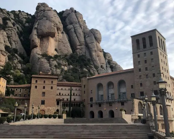 La Romeria a Montserrat aplega un grup de pinedencs a l'abadia fins diumenge