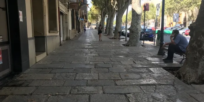 Els comerciants creuen que les obres de renovació de lloses s’haurien de fer per trams