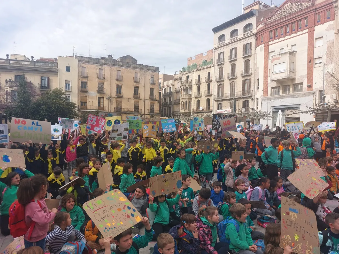 Els alumnes vallencs reclamen canvis urgents davant la crisi climàtica