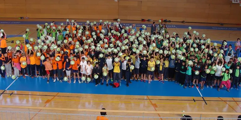 Més de 300 escolars recorden les pistes de bàsquet històriques de la Seu