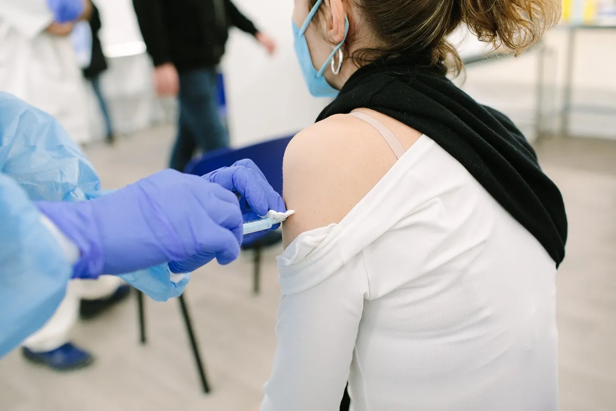 Les persones de 40 a 49 anys ja poden demanar hora per a la tercera dosi de la vacuna