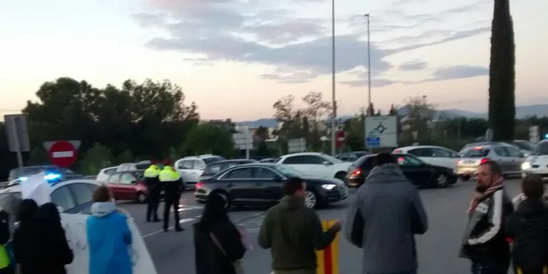 Els CDR de Rubí i Sant Cugat tallen la rotonda de Can Sant Joan a primera hora del matí