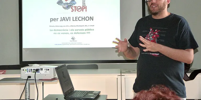 Una desena de persones s'informa sobre els tractats de lliure comerç