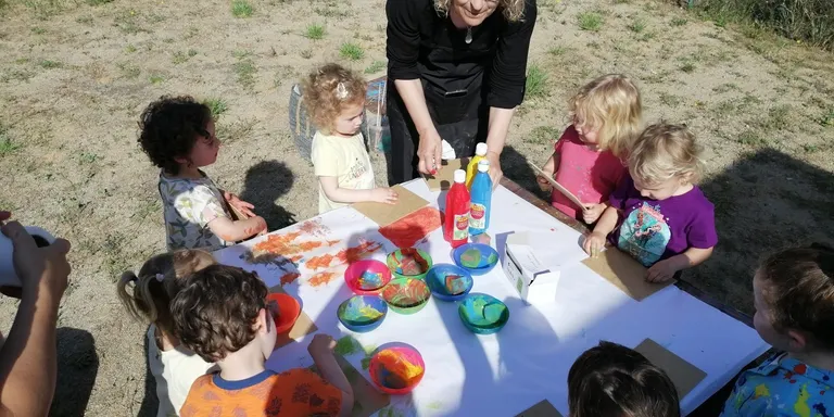 La pintora Gemma Felip visita la llar d’infants municipal Maria Dolors Medina de Cambrils