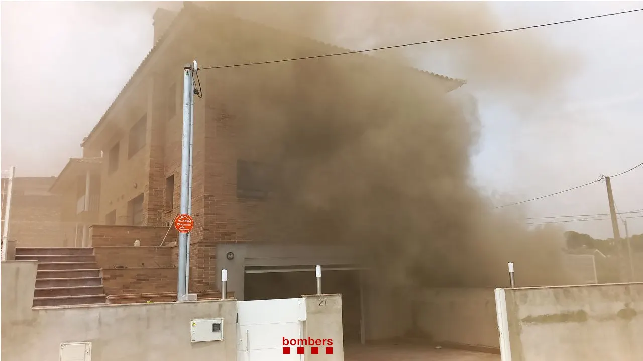 S’incendia el soterrani d’una casa en obres a l’Avinguda de Can Valls