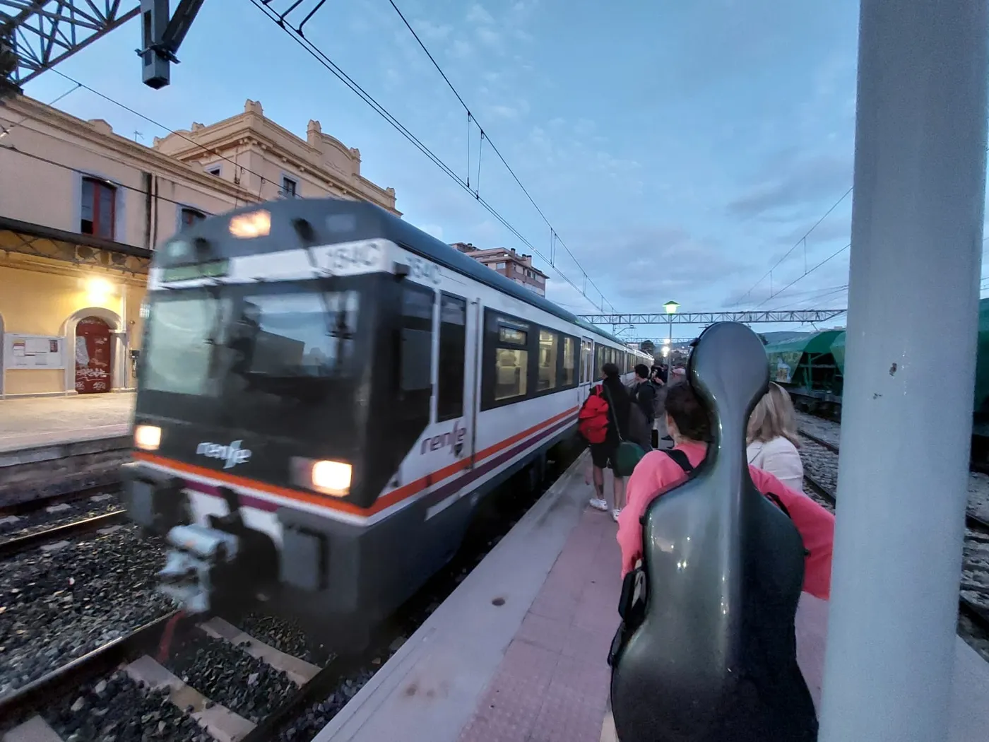 Front comú de l’Ajuntament de Valls i els Amics del Ferrocarril per reclamar un servei ferroviari de qualitat