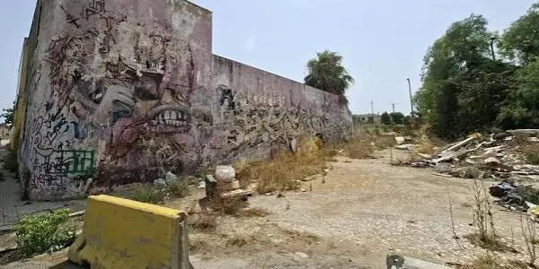 L'Ajuntament de Torredembarra netejarà el solar de la Pirelli i n'enderrocarà el mur