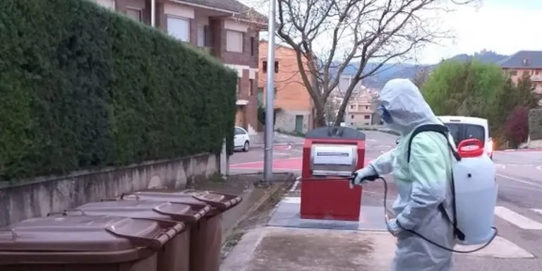 L'Ajuntament de Solsona fa una crida al civisme perquè es dipositin guants i mascaretes d'un sol ús al contenidor de rebuig